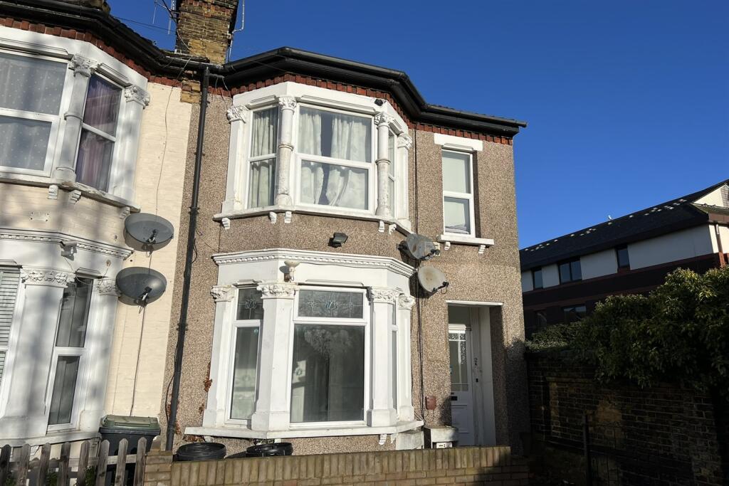 2 bed 1st Floor Flat for rent in Southend-on-Sea. From PACE Property Lettings and Management Ltd - Southend-on-Sea