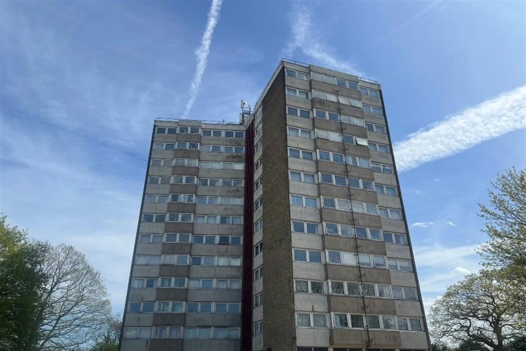 2 bed 1st Floor Flat for rent in Daws Heath. From PACE Property Lettings and Management Ltd - Southend-on-Sea