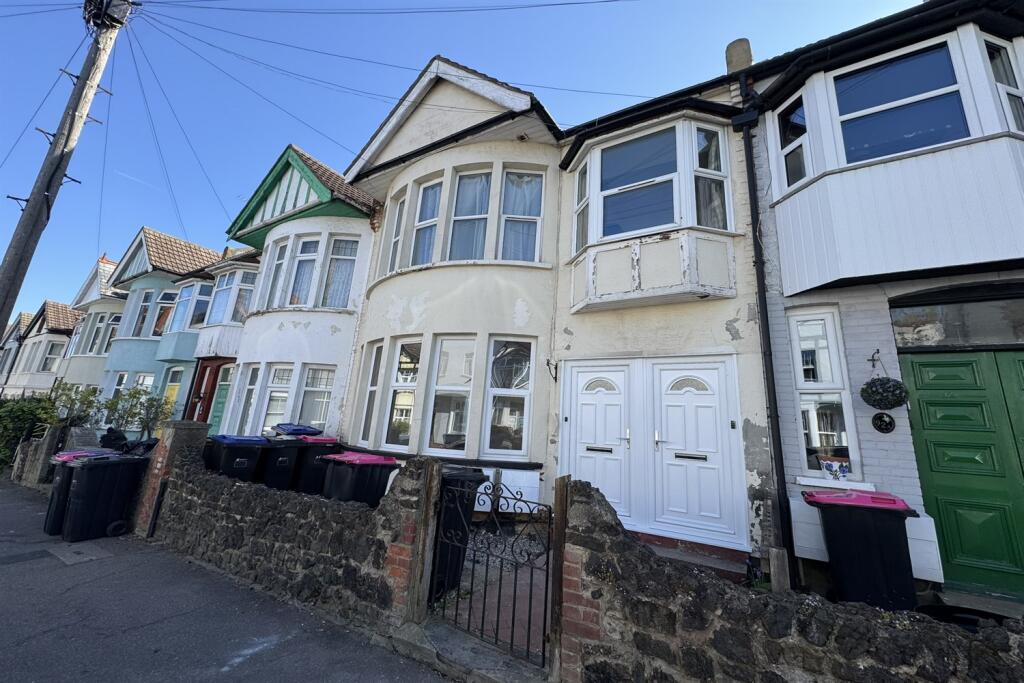 1 bed 1st Floor Flat for rent in Southend-on-Sea. From PACE Property Lettings and Management Ltd - Southend-on-Sea