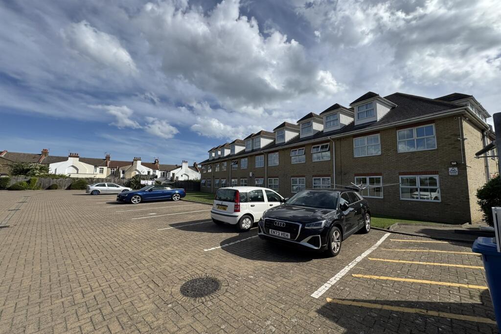 1 bed 1st Floor Flat for rent in Southend-on-Sea. From PACE Property Lettings and Management Ltd - Southend-on-Sea