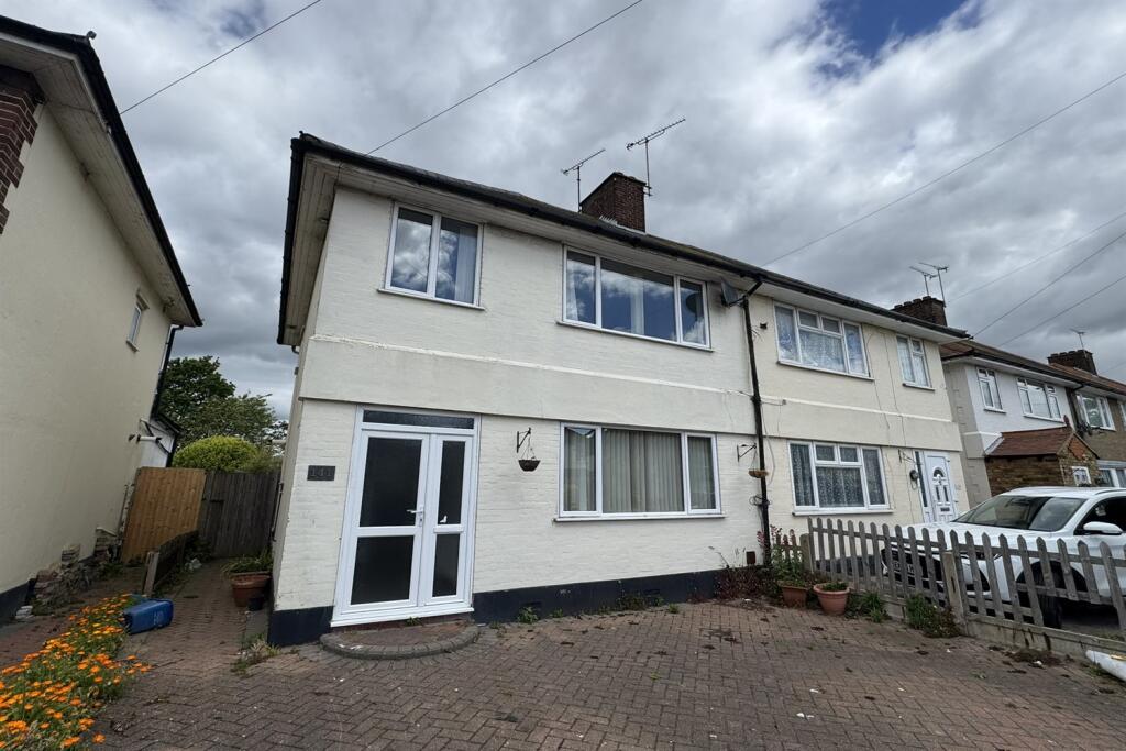 3 bed Semi Detached for rent in Great Wakering. From PACE Property Lettings and Management Ltd - Southend-on-Sea 3 bed Semi Detached for rent in Great Wakering. From PACE Property Lettings and Management Ltd - Southend-on-Sea