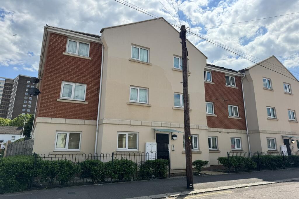 2 bed 1st Floor Flat for rent in Southend-on-Sea. From PACE Property Lettings and Management Ltd - Southend-on-Sea