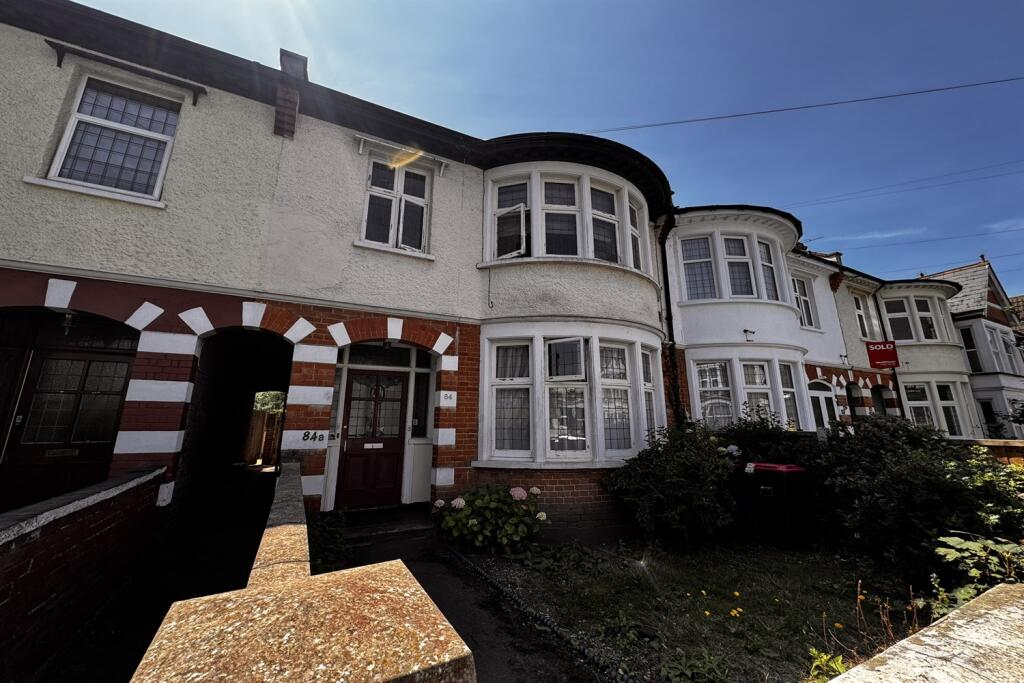2 bed 1st Floor Flat for rent in Southend-on-Sea. From PACE Property Lettings and Management Ltd - Southend-on-Sea