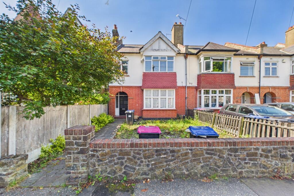 3 bed 1st Floor Flat for rent in Southend-on-Sea. From PACE Property Lettings and Management Ltd - Southend-on-Sea