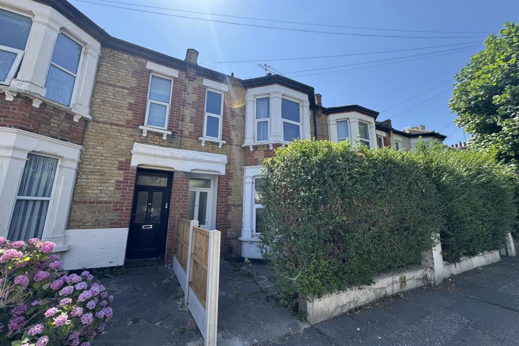3 bed 1st Floor Flat for rent in Southend-on-Sea. From PACE Property Lettings and Management Ltd - Southend-on-Sea