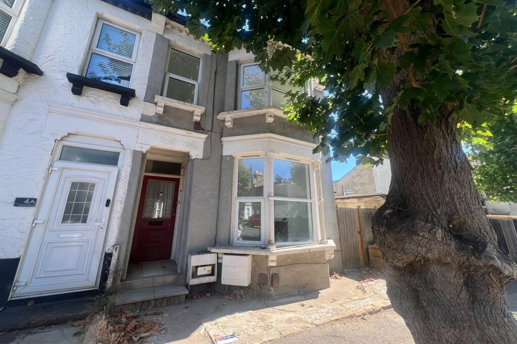 2 bed 1st Floor Flat for rent in Southend-on-Sea. From PACE Property Lettings and Management Ltd - Southend-on-Sea