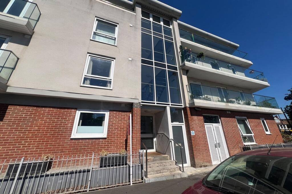 2 bed 1st Floor Flat for rent in Southend-on-Sea. From PACE Property Lettings and Management Ltd - Southend-on-Sea