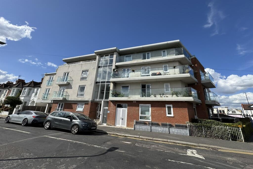 2 bed 1st Floor Flat for rent in Southend-on-Sea. From PACE Property Lettings and Management Ltd - Southend-on-Sea 2 bed 1st Floor Flat for rent in Southend-on-Sea. From PACE Property Lettings and Management Ltd - Southend-on-Sea