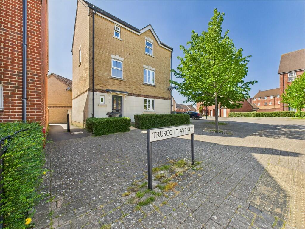 4 bed Town House for rent in Swindon. From Belhus Properties - Colchester 4 bed Town House for rent in Swindon. From Belhus Properties - Colchester