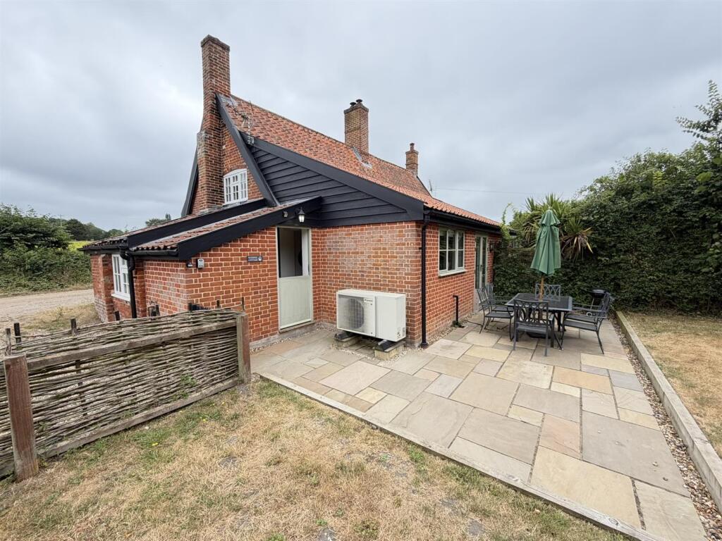 2 bed Cottage for rent in Westleton. From Clarke and Simpson - Framlingham 2 bed Cottage for rent in Westleton. From Clarke and Simpson - Framlingham