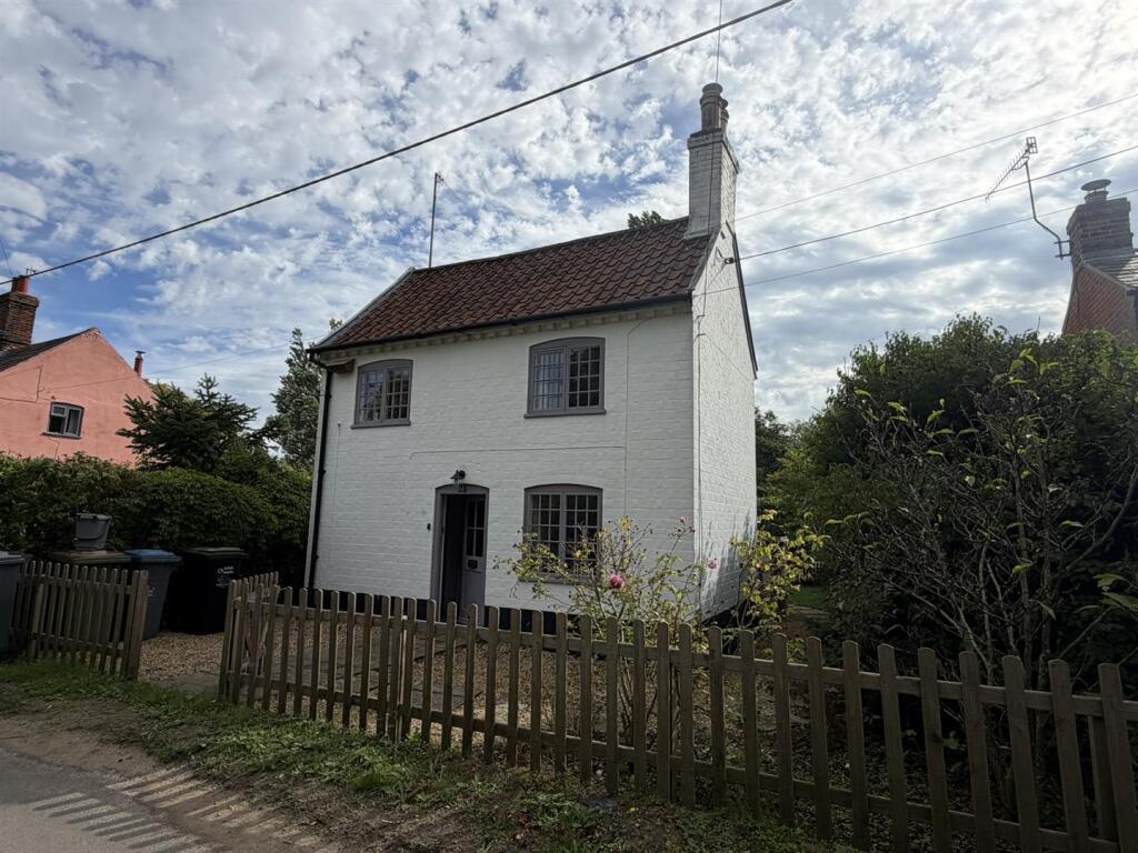 3 bed Detached for rent in Benhall Green. From Clarke and Simpson - Framlingham 3 bed Detached for rent in Benhall Green. From Clarke and Simpson - Framlingham