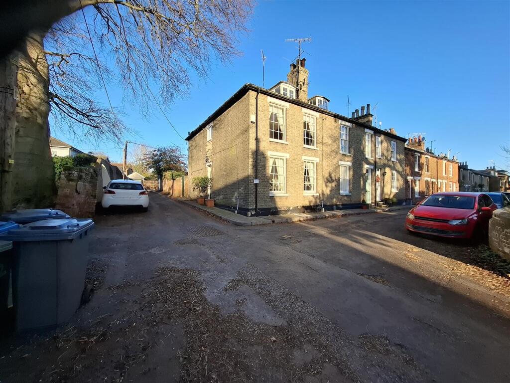 3 bed Mid Terraced House for rent in Woodbridge. From Clarke and Simpson - Framlingham 3 bed Mid Terraced House for rent in Woodbridge. From Clarke and Simpson - Framlingham