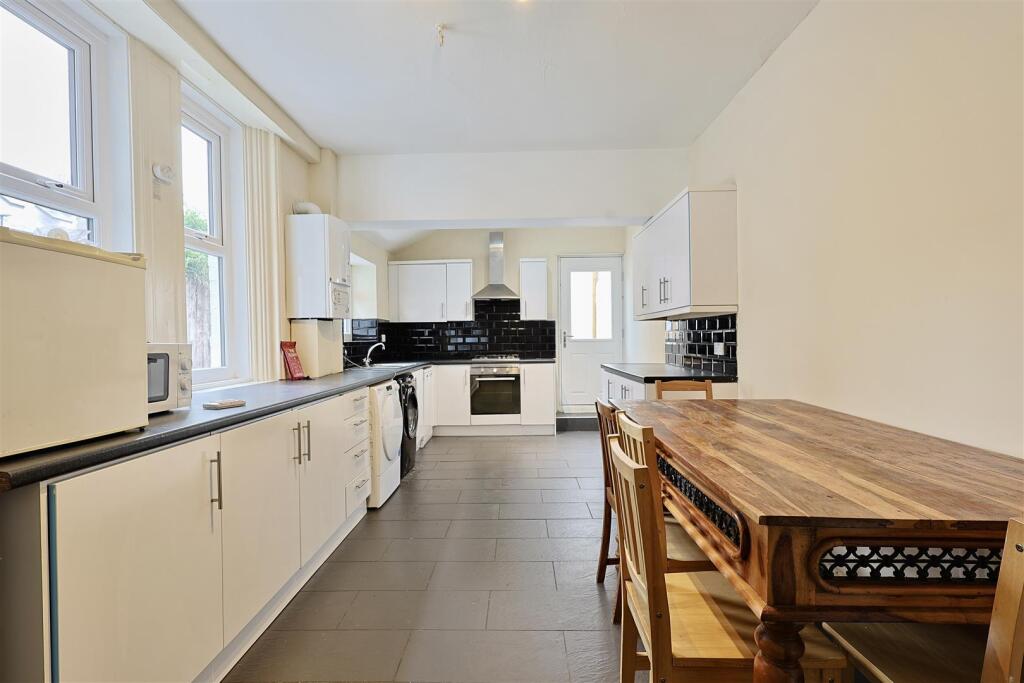 5 bed Mid Terraced House for rent in Newcastle upon Tyne. From Bowson - Jesmond