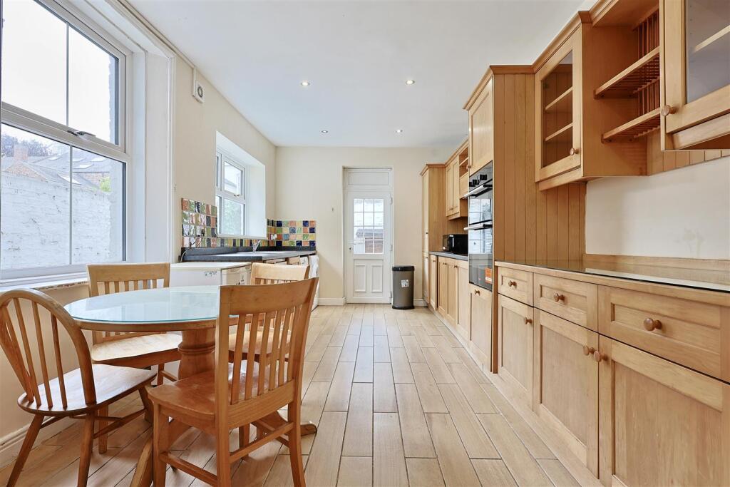 6 bed Mid Terraced House for rent in Newcastle upon Tyne. From Bowson - Jesmond