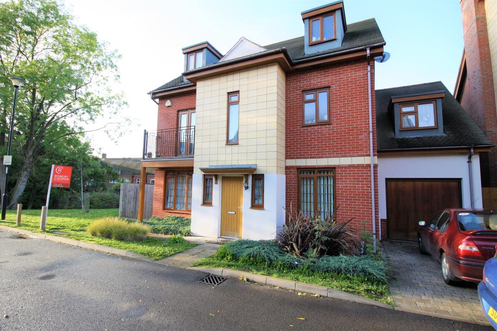 5 bed Detached House for rent in Ruislip. From Robert Cooper and Co
