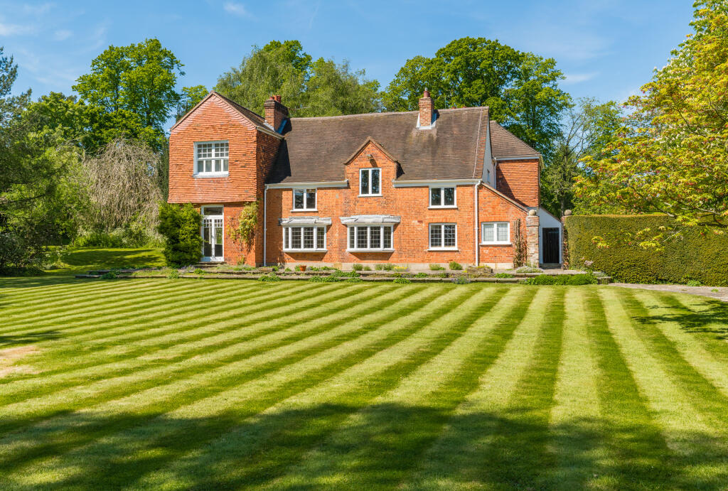 5 bed Detached for rent in Northwood. From Robert Cooper and Co