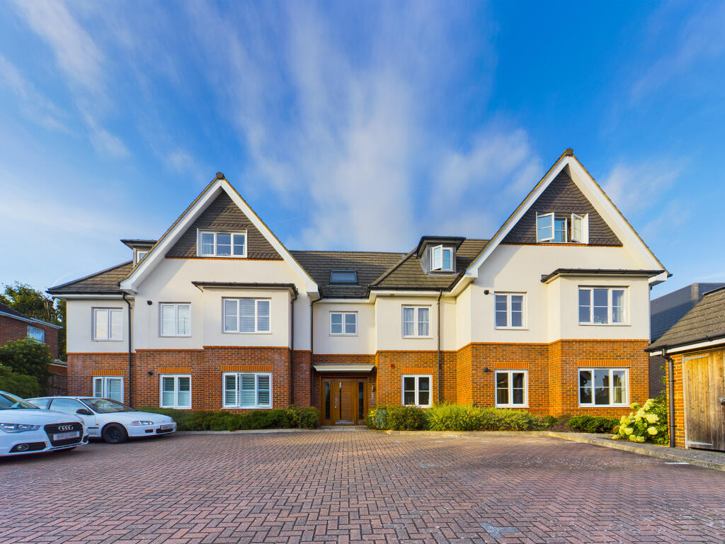 2 bed Apartment for rent in Ruislip. From Robert Cooper and Co