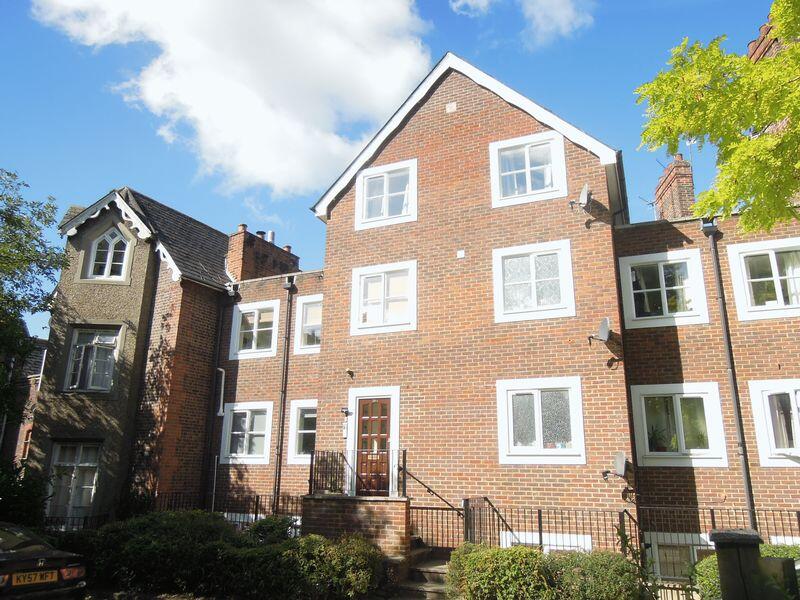 2 bed 1st Floor Flat for rent in Slough. From B. Simmons - Langley