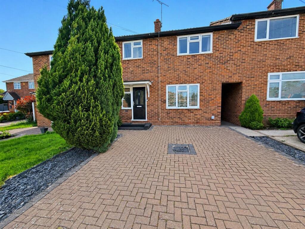 3 bed Mid Terraced House for rent in Havering's Grove. From Meacock & Jones - Shenfield