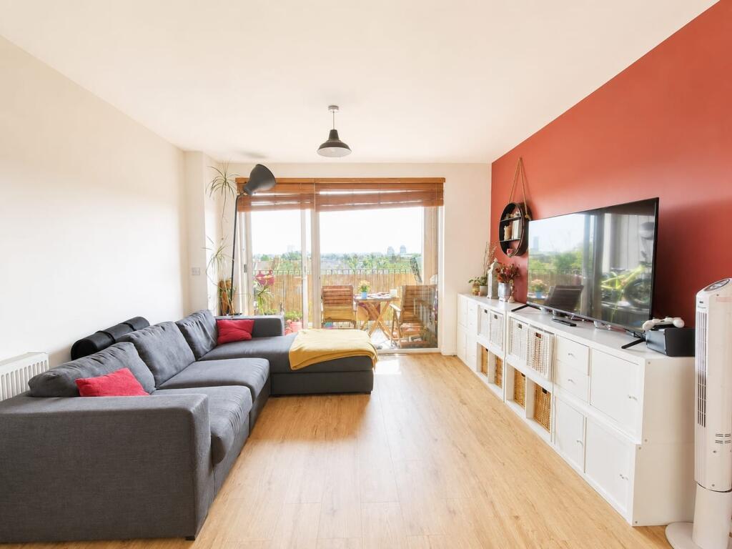 2 bed 1st Floor Flat for rent in Edmonton. From Bairstow Eves Lettings - Walthamstow