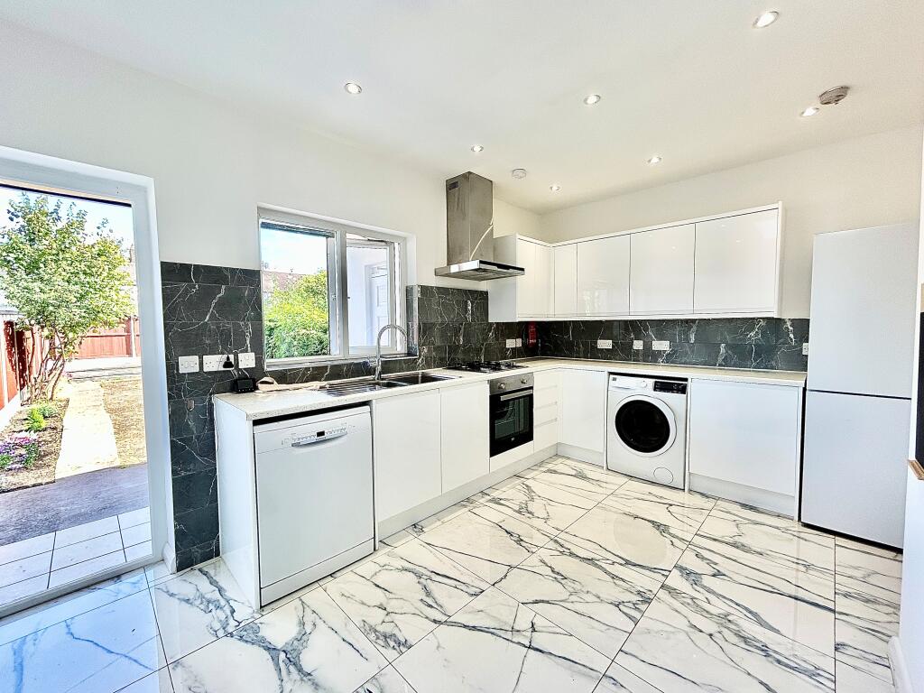 4 bed Detached for rent in Leyton. From Bairstow Eves Lettings - Walthamstow