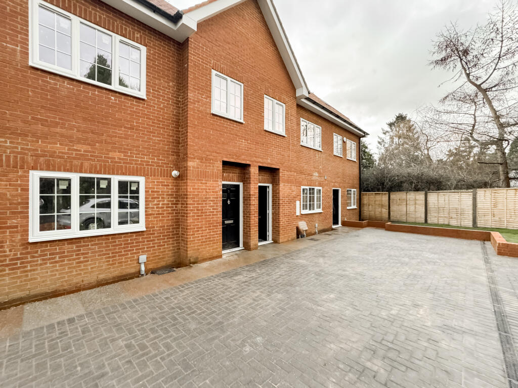 3 bed Detached for rent in Purley. From Bairstow Eves Lettings - Purley 3 bed Detached for rent in Purley. From Bairstow Eves Lettings - Purley