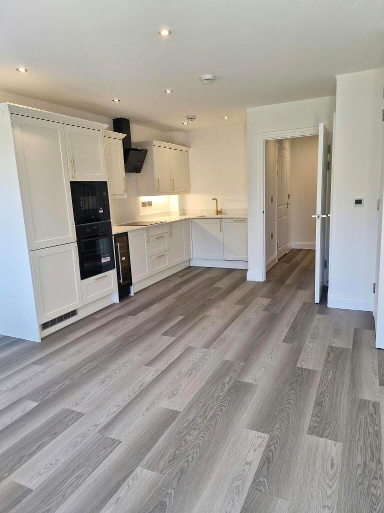 5 bed Detached for rent in Purley. From Bairstow Eves Lettings - Purley 5 bed Detached for rent in Purley. From Bairstow Eves Lettings - Purley