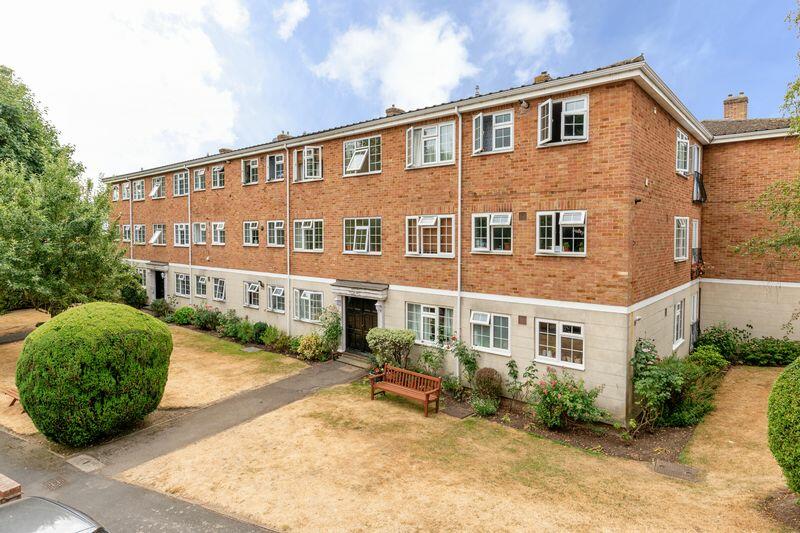 2 bed Flat for rent in Walton-on-Thames. From James Neave Estate Agents