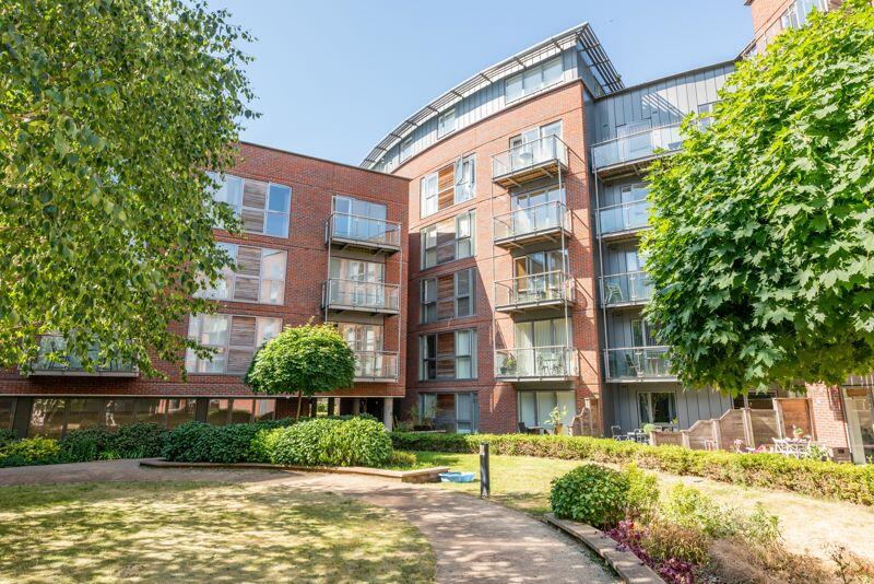 2 bed Flat for rent in Walton-on-Thames. From James Neave Estate Agents