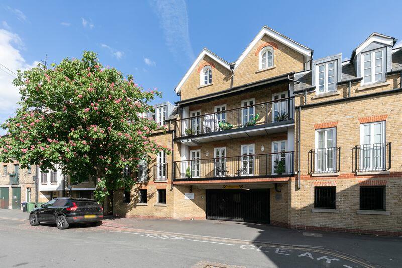 2 bed Flat for rent in East Molesey. From James Neave Estate Agents