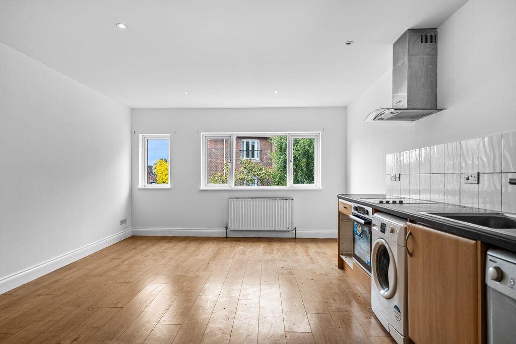 2 bed Apartment for rent in Walton-on-Thames. From James Neave - The Estate Agent - Walton On Thames