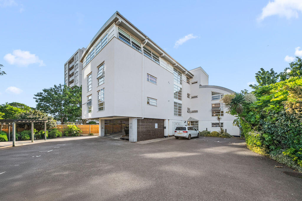 2 bed 1st Floor Flat for rent in Walton-on-Thames. From James Neave - The Estate Agent - Walton On Thames