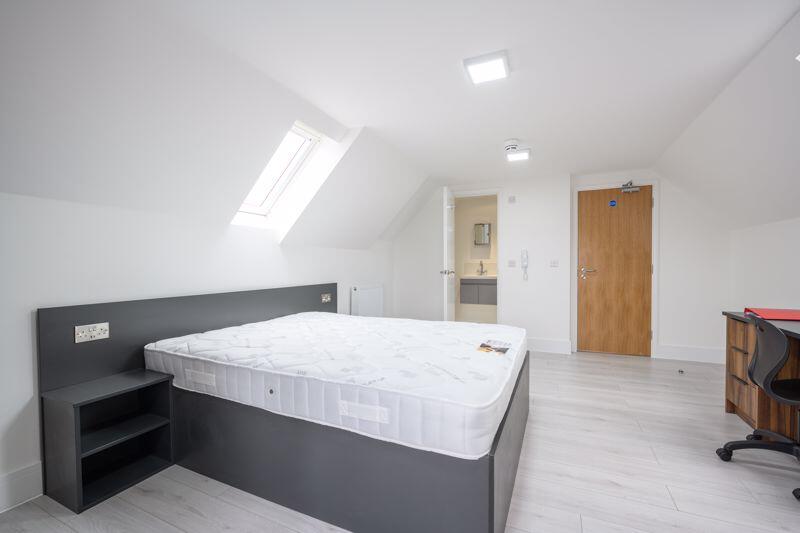 1 bed 1st Floor Flat for rent in Walton-on-Thames. From James Neave - The Estate Agent - Walton On Thames