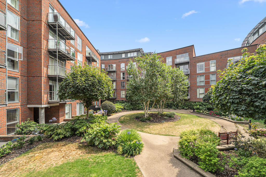 1 bed 1st Floor Flat for rent in Walton-on-Thames. From James Neave - The Estate Agent - Walton On Thames