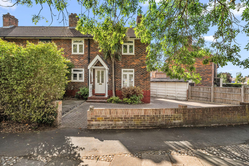 3 bed Semi Detached for rent in Weybridge. From James Neave - The Estate Agent - Walton On Thames