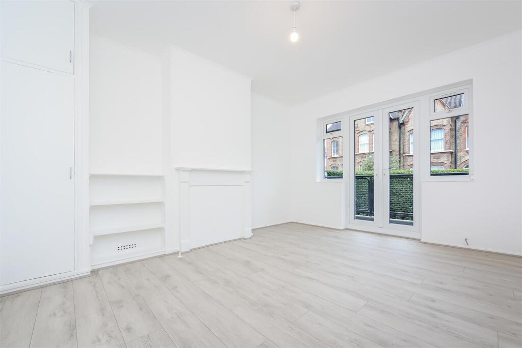 3 bed 1st Floor Flat for rent in Battersea. From Fieldhouse Residential Ltd - Battersea