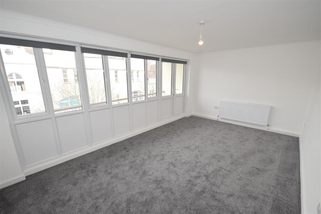 2 bed 1st Floor Flat for rent in Portsmouth. From Fieldhouse Residential Ltd - Battersea 2 bed 1st Floor Flat for rent in Portsmouth. From Fieldhouse Residential Ltd - Battersea