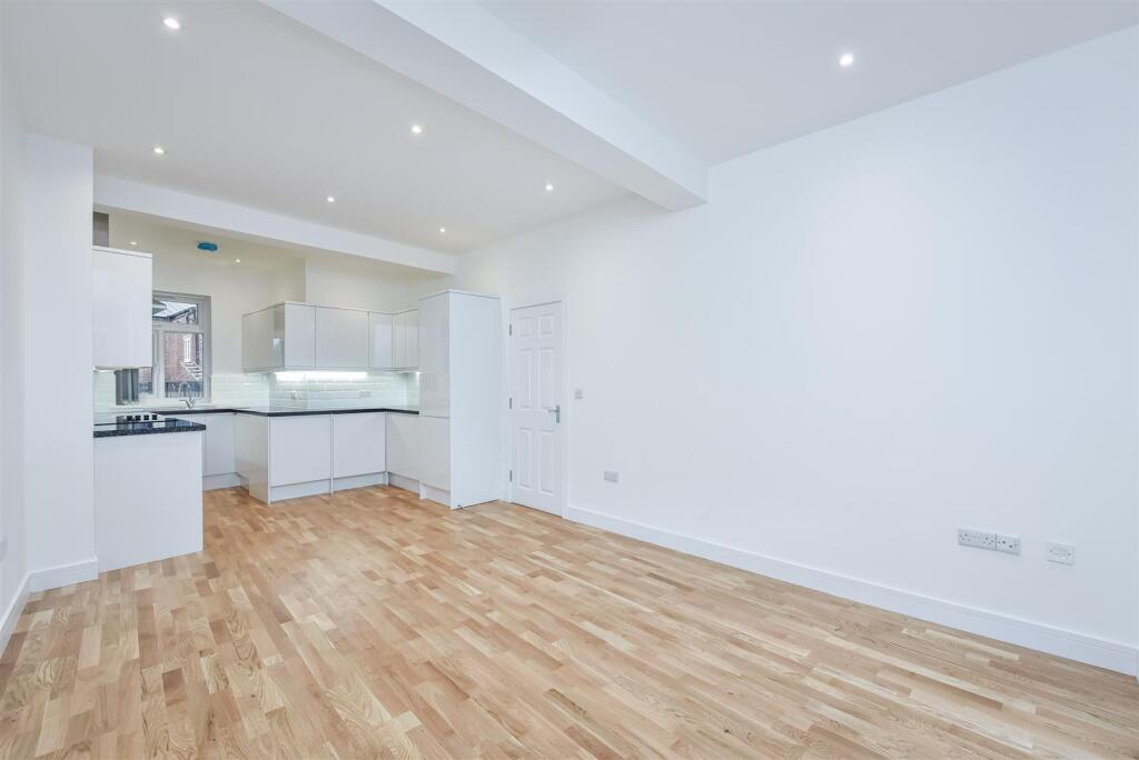 4 bed 1st Floor Flat for rent in Watford. From Fieldhouse Residential Ltd - Battersea