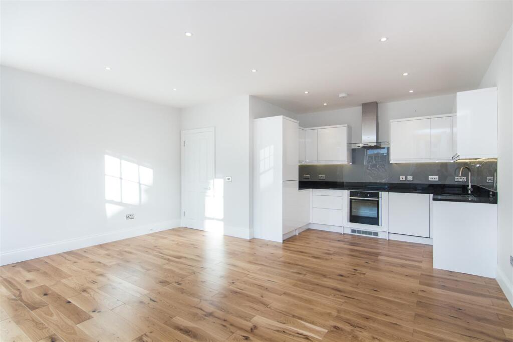 2 bed 1st Floor Flat for rent in London. From Fieldhouse Residential Ltd - Battersea