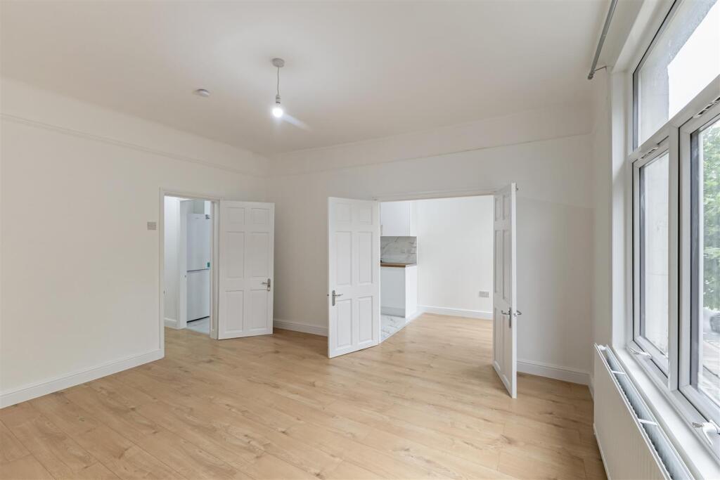 3 bed 1st Floor Flat for rent in Battersea. From Fieldhouse Residential Ltd - Battersea