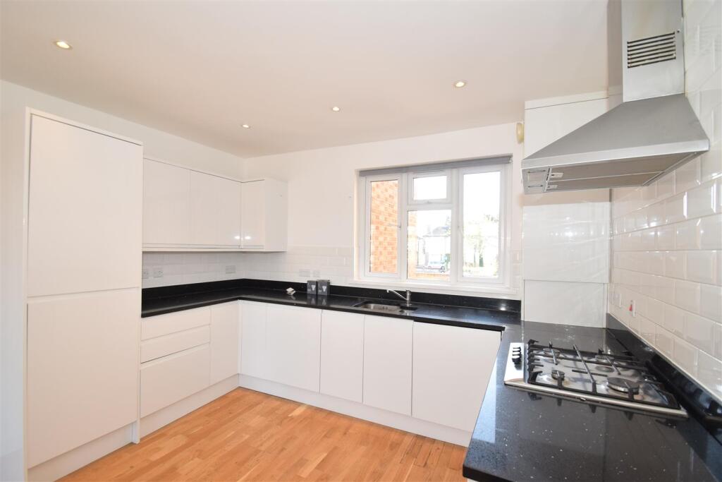 3 bed 1st Floor Flat for rent in Southgate. From Fieldhouse Residential Ltd - Battersea 3 bed 1st Floor Flat for rent in Southgate. From Fieldhouse Residential Ltd - Battersea