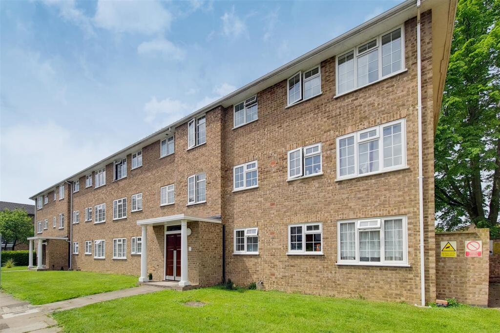 3 bed 1st Floor Flat for rent in Staines-upon-Thames. From Fieldhouse Residential Ltd - Battersea 3 bed 1st Floor Flat for rent in Staines-upon-Thames. From Fieldhouse Residential Ltd - Battersea