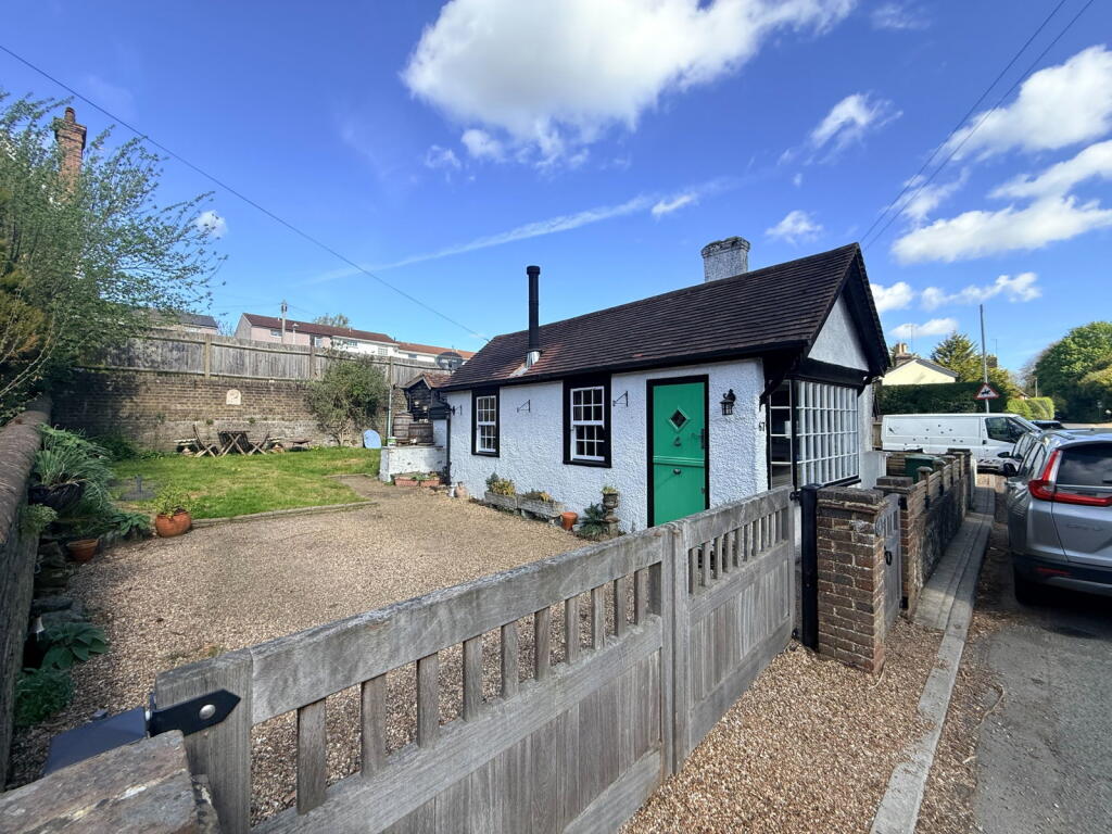 2 bed Semi-detached bungalow for rent in Rusthall. From KMJ Property - Kent & Sussex