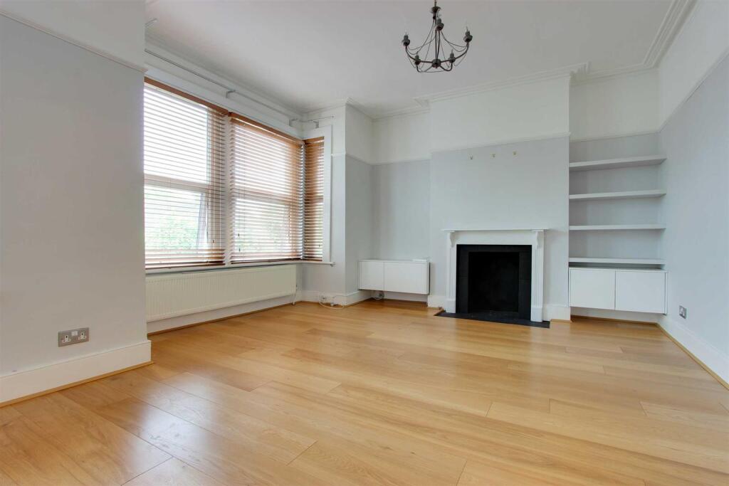 2 bed 1st Floor Flat for rent in Crews Hill. From Peter Barry Estate Agents 2 bed 1st Floor Flat for rent in Crews Hill. From Peter Barry Estate Agents