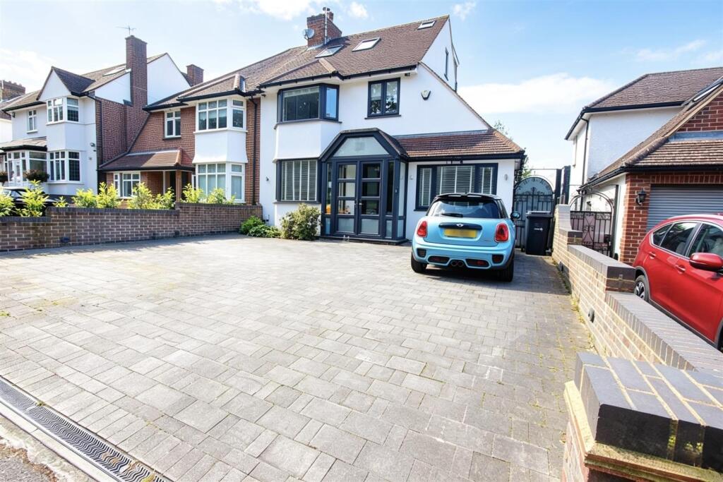 4 bed Detached for rent in Botany Bay. From Peter Barry Estate Agents