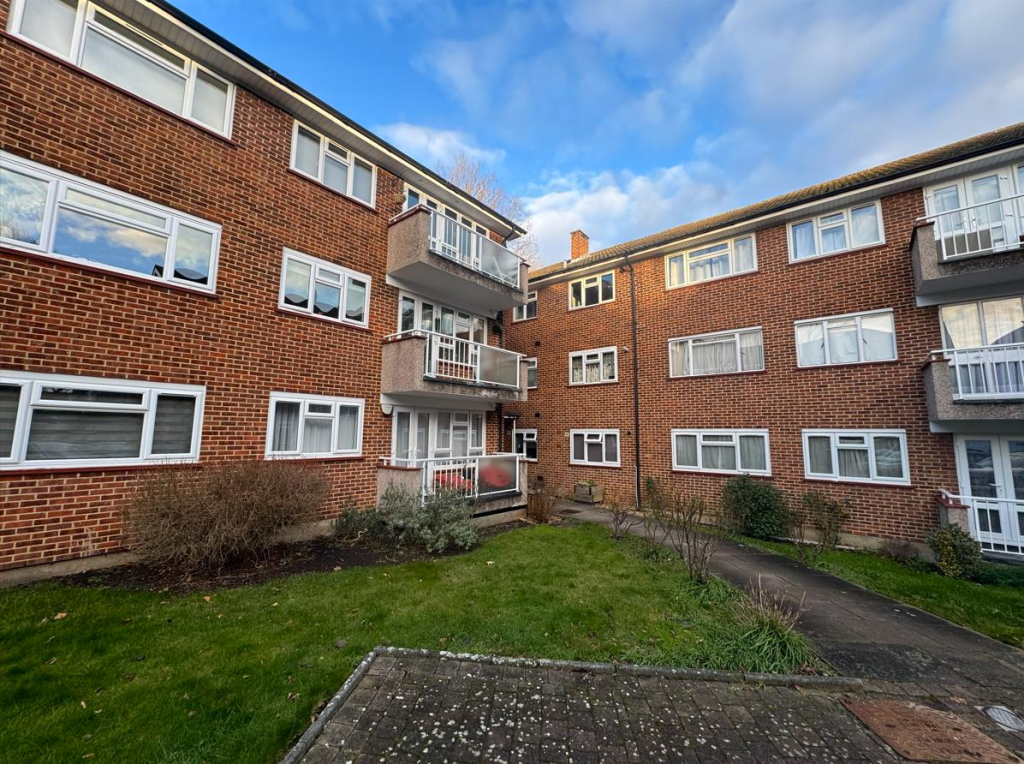 1 bed 1st Floor Flat for rent in Southgate. From Peter Barry Estate Agents