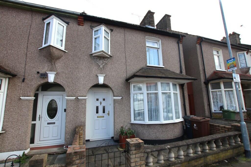2 bed End Terraced House for rent in London. From Stoneshaw Estates 