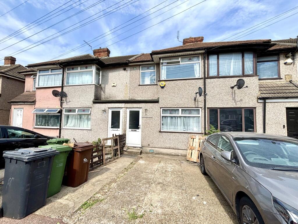 3 bed Mid Terraced House for rent in Dagenham. From Stoneshaw Estates - Dagenham