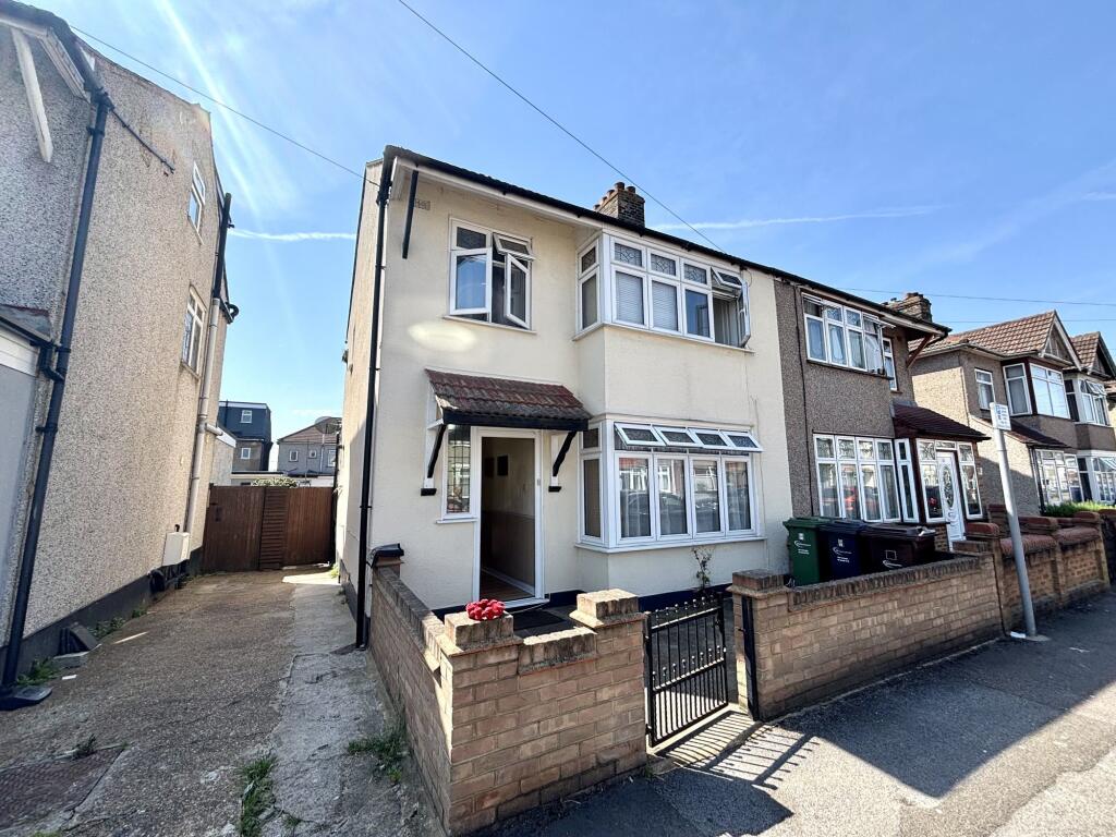 3 bed Semi Detached for rent in Dagenham. From Stoneshaw Estates - Dagenham 3 bed Semi Detached for rent in Dagenham. From Stoneshaw Estates - Dagenham