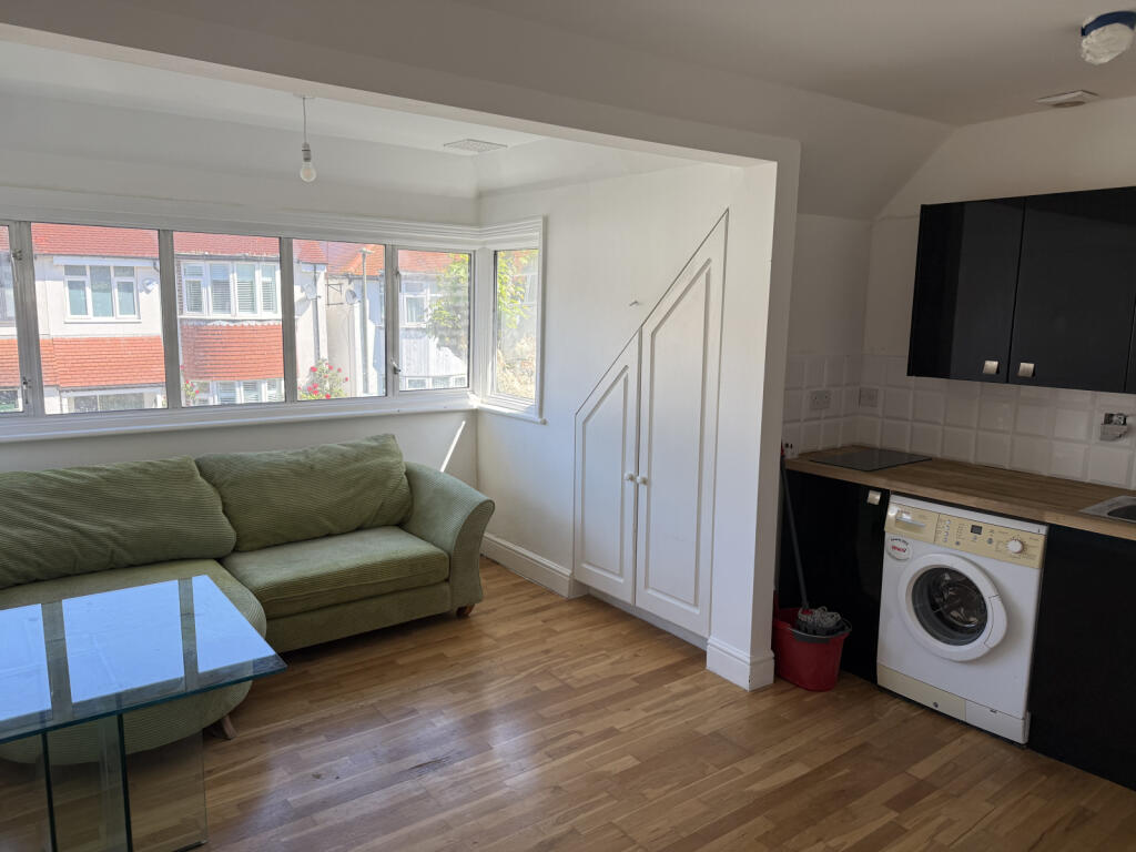 2 bed 1st Floor Flat for rent in Hendon. From Dreamview Estates - Golders Green